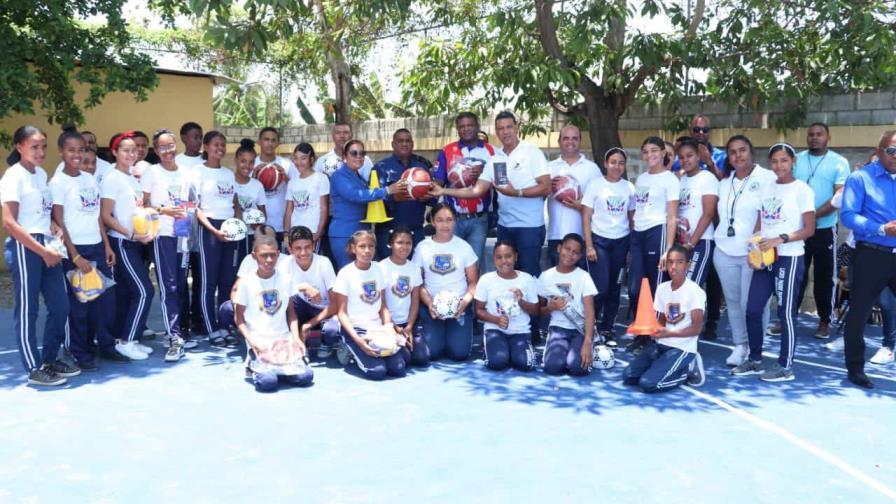 Inefi entrega cuatro canchas remozadas y utilería deportiva a centros escolares en Barranca, La Vega