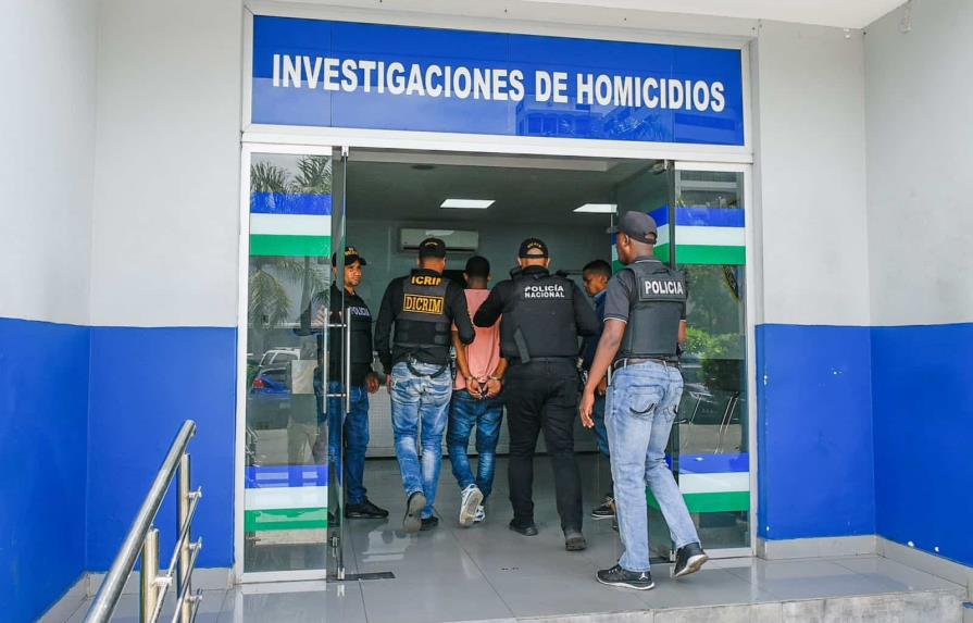 Policía identifica a tres acusados de matar adolescente en Los Guandules; hay dos prófugos