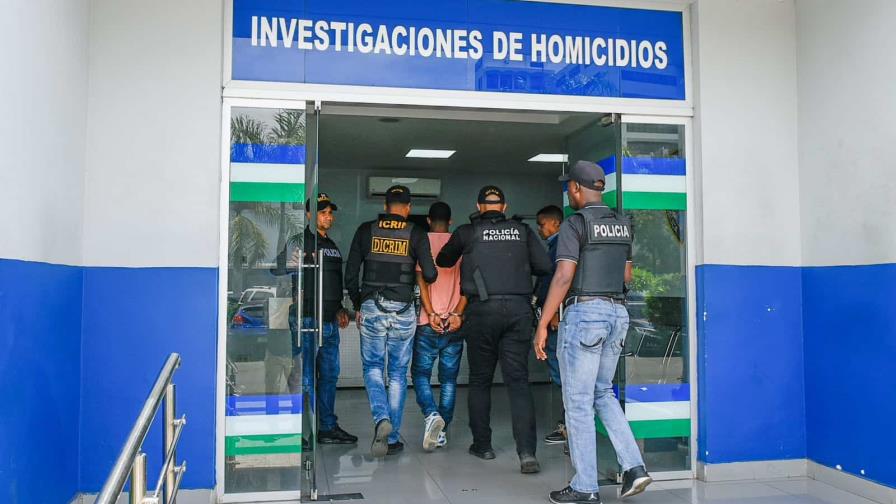 Policía identifica a tres acusados de matar adolescente en Los Guandules; hay dos prófugos