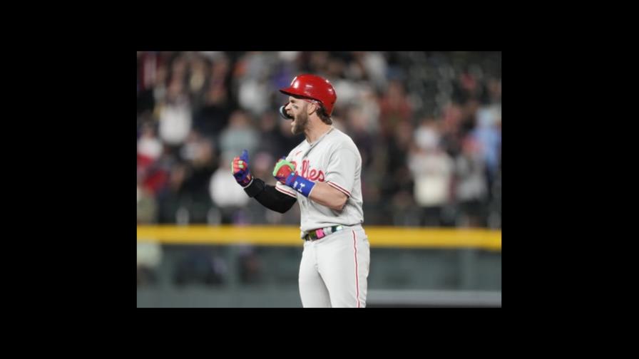 Doble de Harper en la 8va rompe el empate; Filis derrotan a Rockies