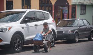 Escasez de agua sigue impactando la vida de residentes en el Gran Santo Domingo