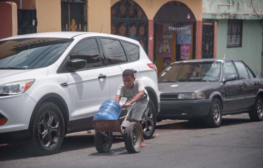 Escasez de agua sigue impactando la vida de residentes en el Gran Santo Domingo