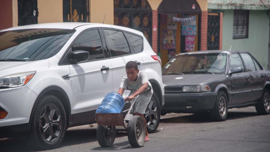 Escasez de agua sigue impactando la vida de residentes en el Gran Santo Domingo