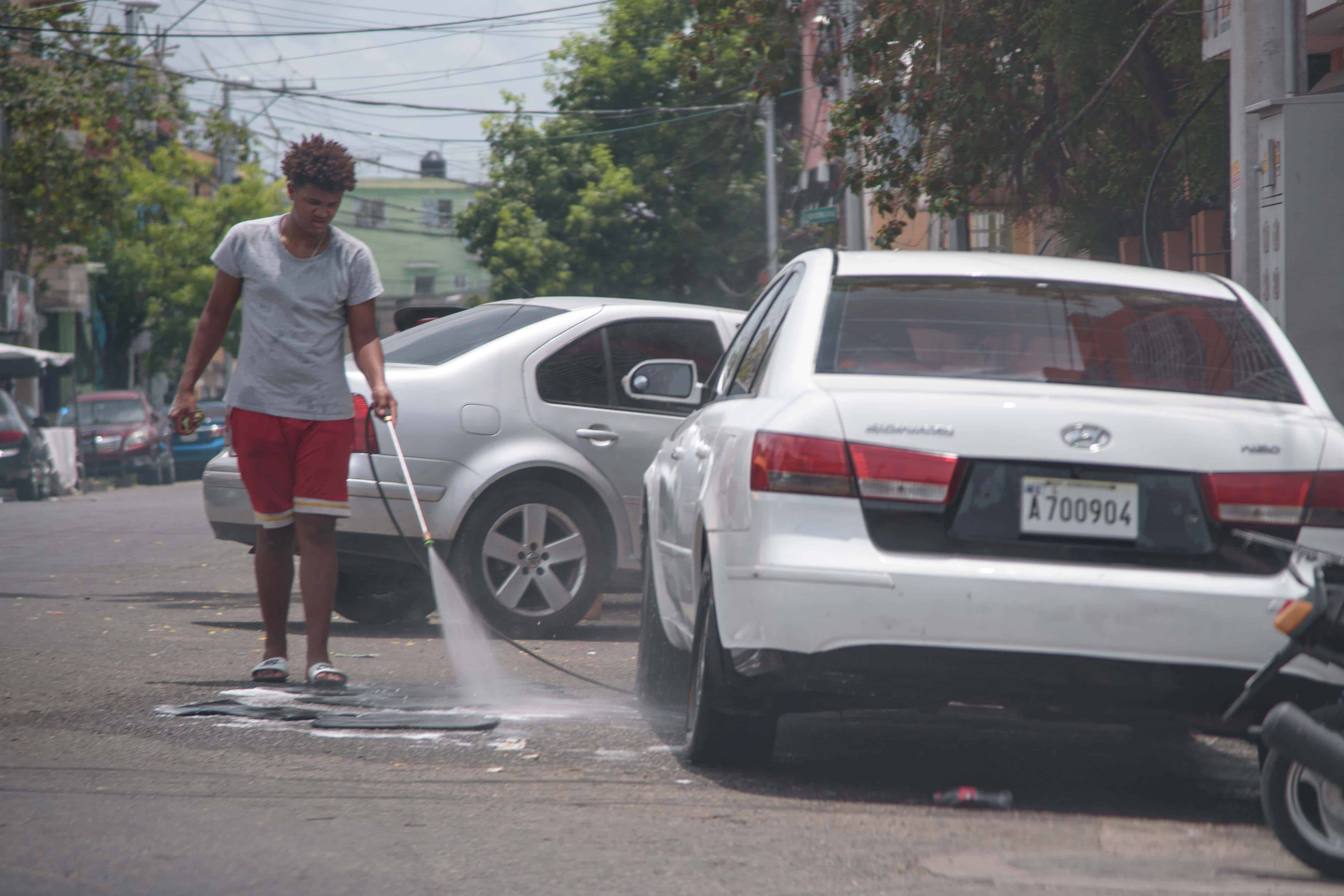 El lavado de vehículos en las calles continúa.