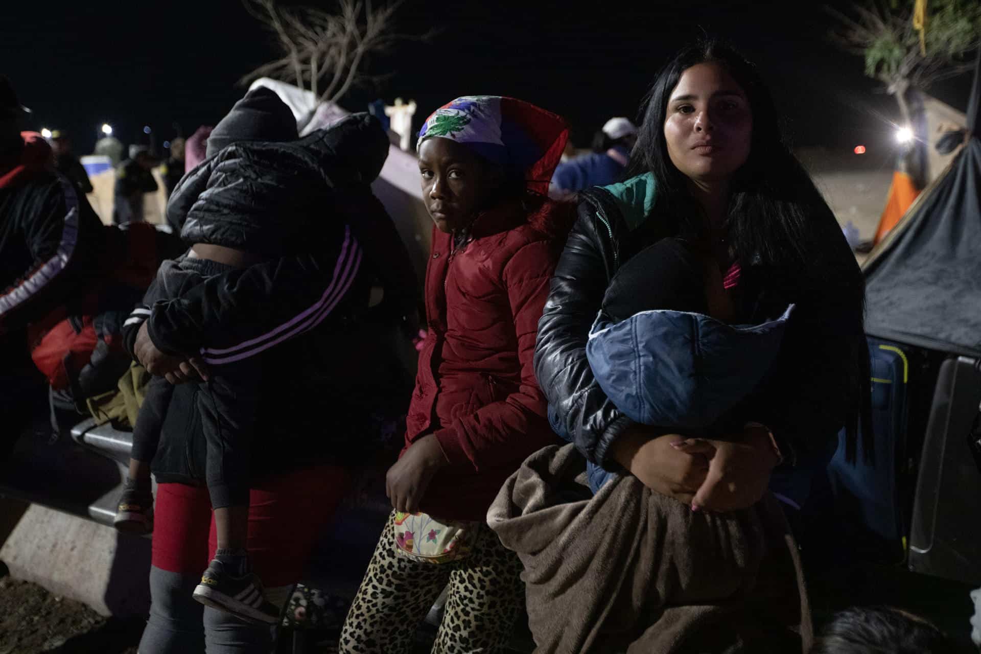 Migrantes permanecen a un lado de la vía mientras esperan soluciones a su situación migratoria, el 3 de mayo de 2023, en el paso fronterizo Chacalluta, en Arica (Chile). 