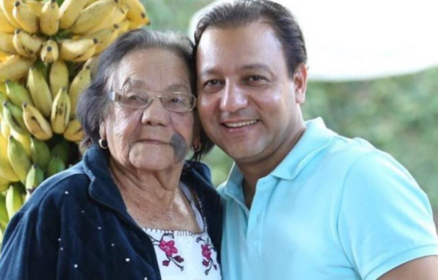 Detalles sobre honras fúnebres a la madre de Abel Martínez