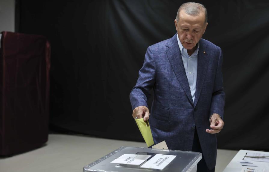 Erdogan gana elecciones en Turquía pero tendrá que ir a segunda vuelta