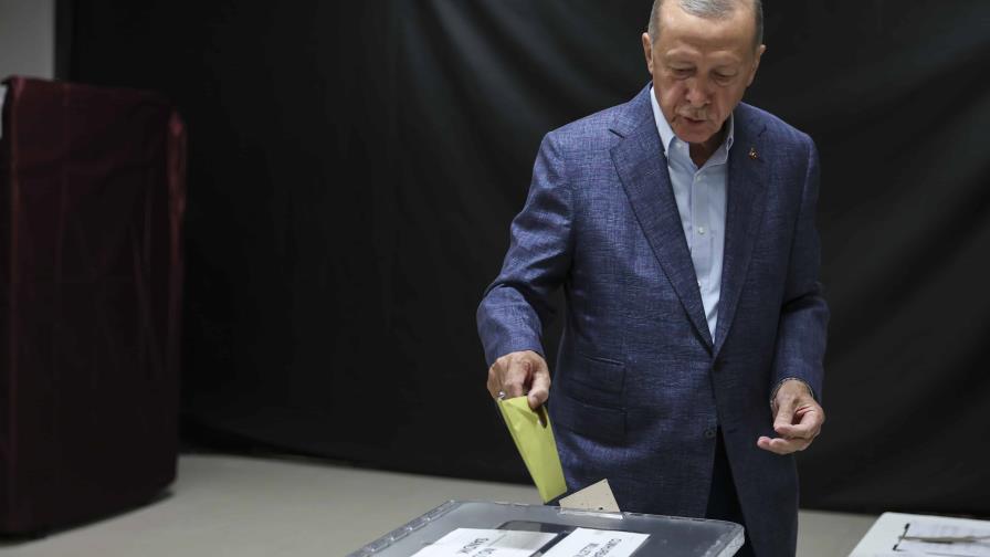 Erdogan gana elecciones en Turquía pero tendrá que ir a segunda vuelta