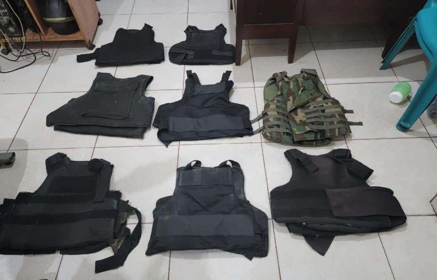 Policía ocupa drogas y ocho chalecos antibalas durante operativo en Moca