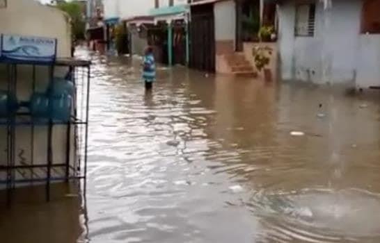Fuerte aguacero causa inundaciones en sectores de Santiago
