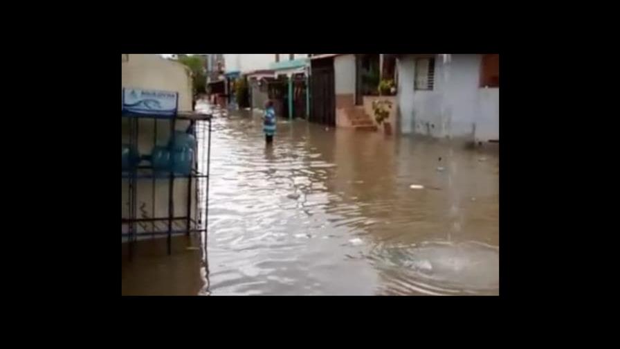 Fuerte aguacero causa inundaciones en sectores de Santiago