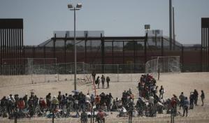 Los cruces de migrantes en la frontera de EE.UU. caen un 50 % tras el fin del Título 42