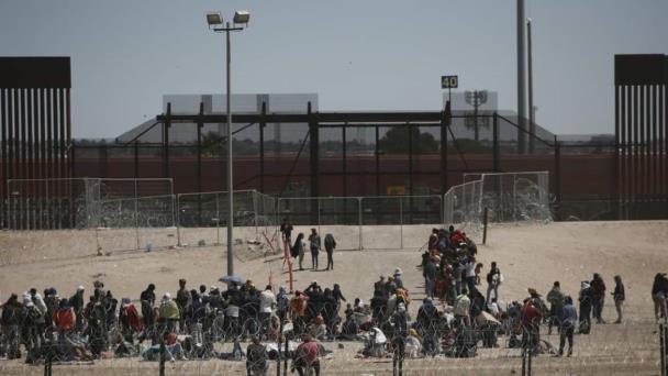 Los cruces de migrantes en la frontera de EE.UU. caen un 50 % tras el fin del Título 42
