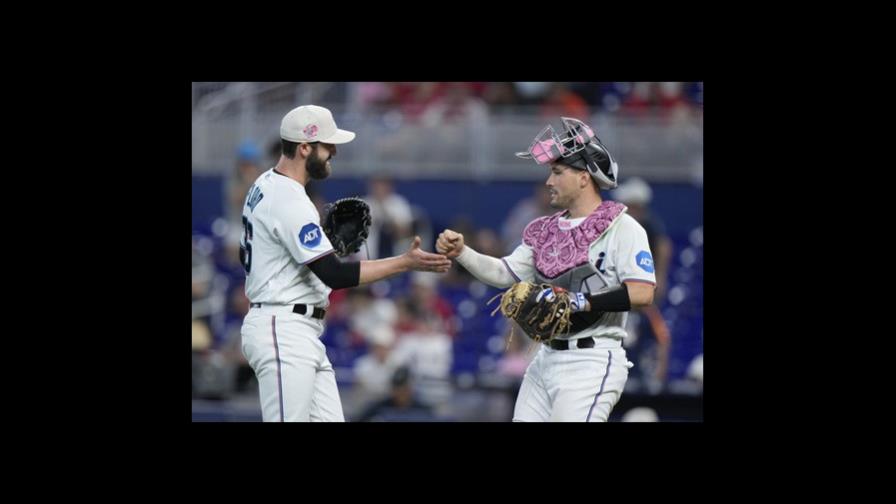 Bryan de la Cruz, de 4-3 con dos dobles y remolca a los Marlins