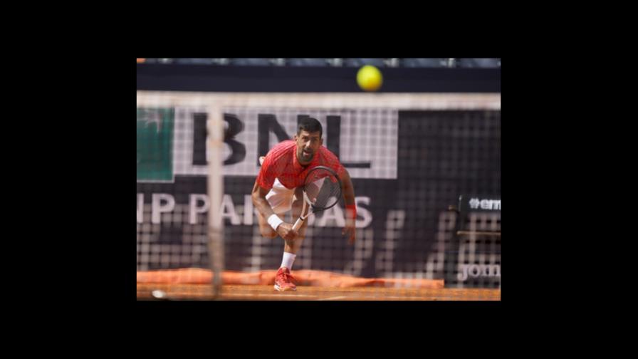 Djokovic se lleva susto pero avanza en Roma; Swiatek sigue arrasando