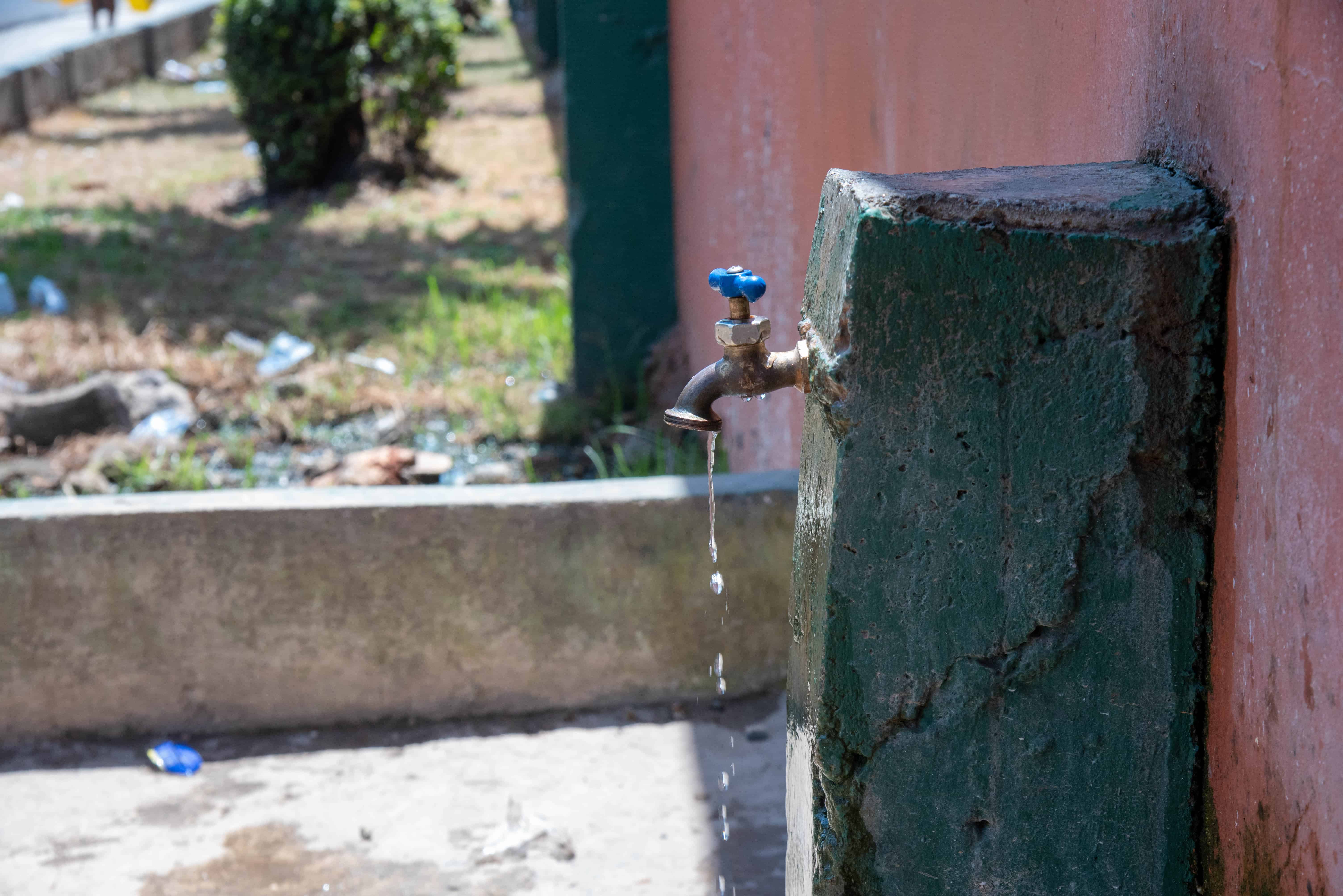 Una llave para regalar agua a residentes en Villa Faro.