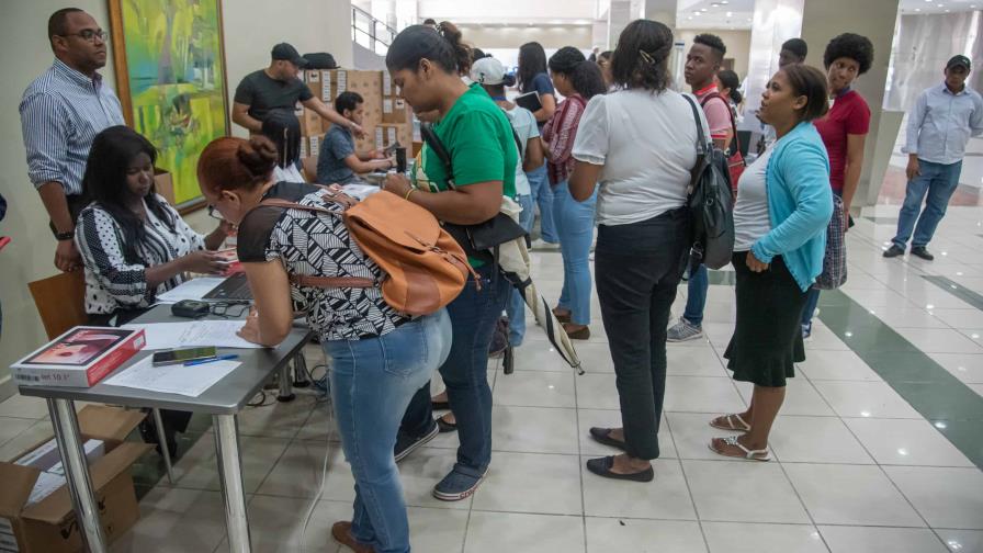 Estudiantes de la UASD reciben tabletas donadas por el Ministerio de Educación Estudiantes de la UASD reciben tabletas donadas por el Ministerio de Educación