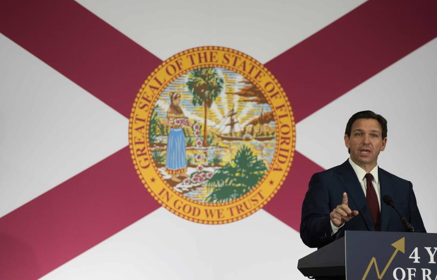 El gobernador de Florida promulga ley contra los programas inclusivos en universidades