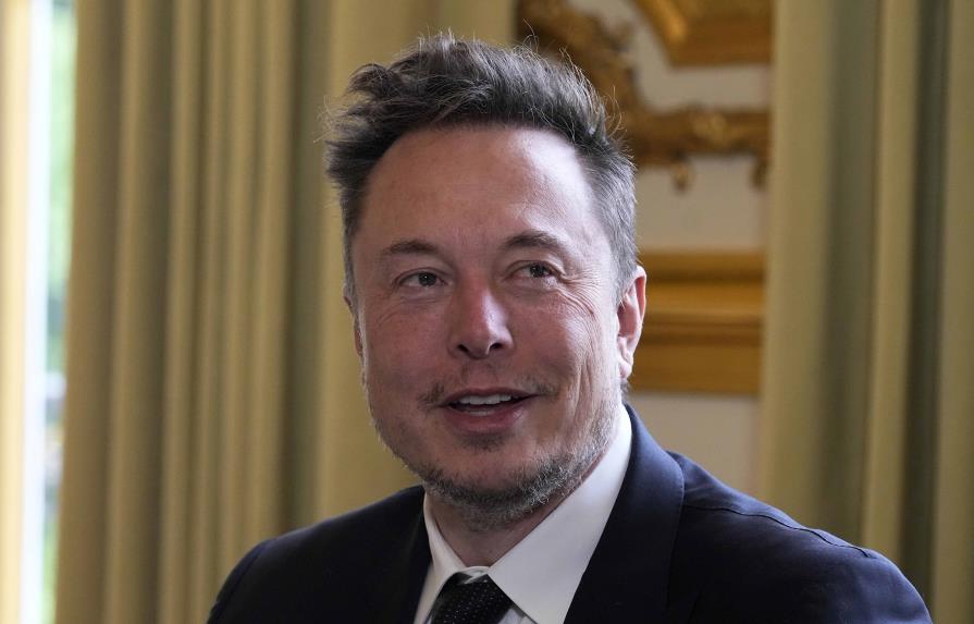 Elon Musk debe cumplir acuerdo con reguladores sobre tuits