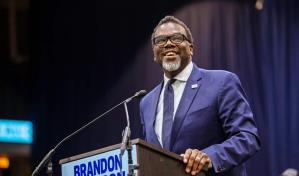 Asume nuevo alcalde de Chicago con retos migratorios y otros graves problemas sin resolver