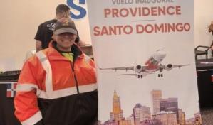 Empleada del aeropuerto de Rhode Island llora al ver llegar primer vuelo directo desde RD