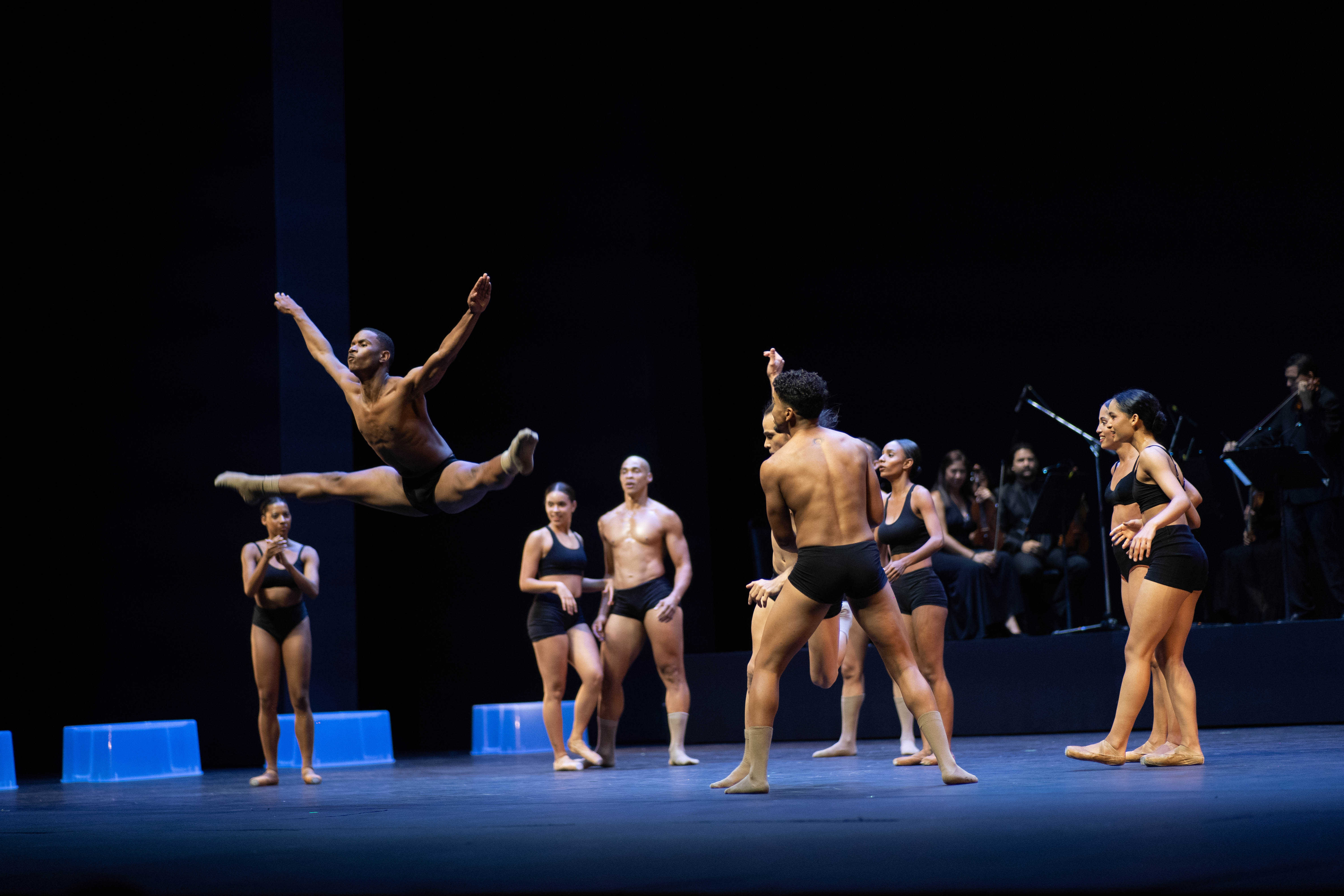 El Festival Nacional de Danza se presentó en ocasión de la celebración del 50 aniversario del Teatro Nacional.