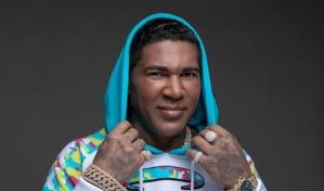 Omega El fuerte se somete a procedimiento con l&aacute;ser para aclarar color de sus ojos