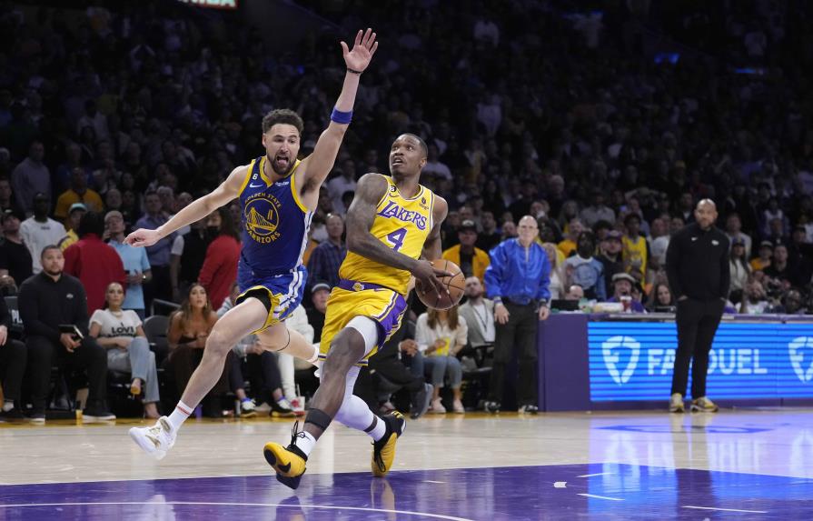 Regalo de Curry a Lonnie Walker tras el juego 4 de la semifinal de la NBA