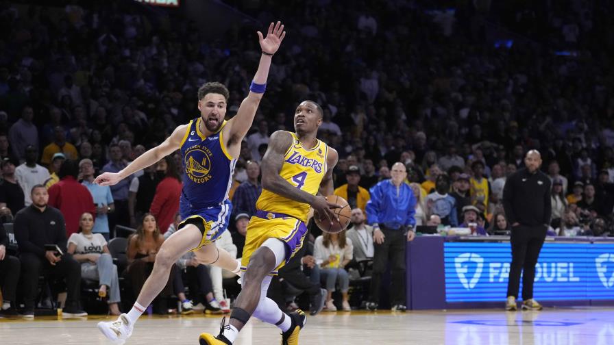 Regalo de Curry a Lonnie Walker tras el juego 4 de la semifinal de la NBA