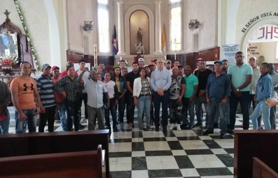 Moradores de El Narajal ocupan iglesia en Ocoa en demanda de que terminen carretera
