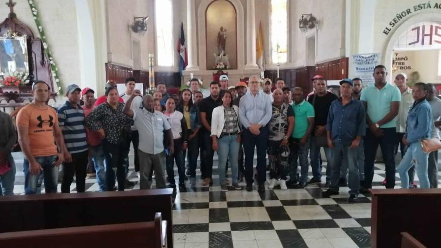 Moradores de El Narajal ocupan iglesia en Ocoa en demanda de que terminen carretera Moradores de El Narajal ocupan iglesia en Ocoa en demanda de que terminen carretera