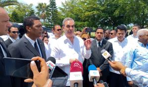 Presidente Abinader acude a expresar condolencias a Abel Martínez por fallecimiento de su madre