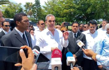 Presidente Abinader acude a expresar condolencias a Abel Martínez por fallecimiento de su madre