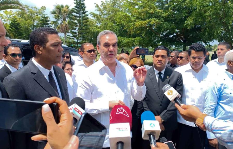 Presidente Abinader acude a expresar condolencias a Abel Martínez por fallecimiento de su madre