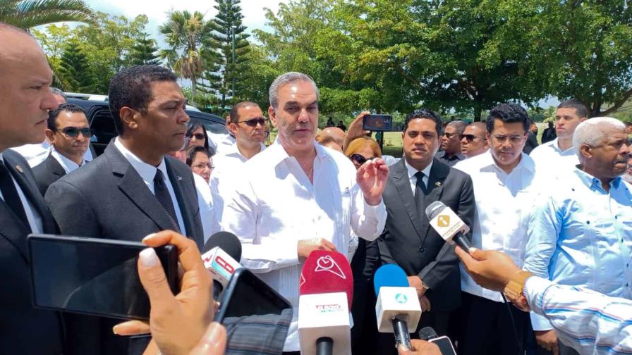 Presidente Abinader acude a expresar condolencias a Abel Martínez por fallecimiento de su madre