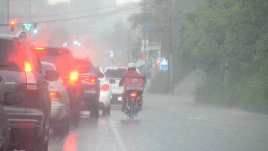 Lluvias provocan inundaciones urbanas y crecidas de ríos en Santiago
