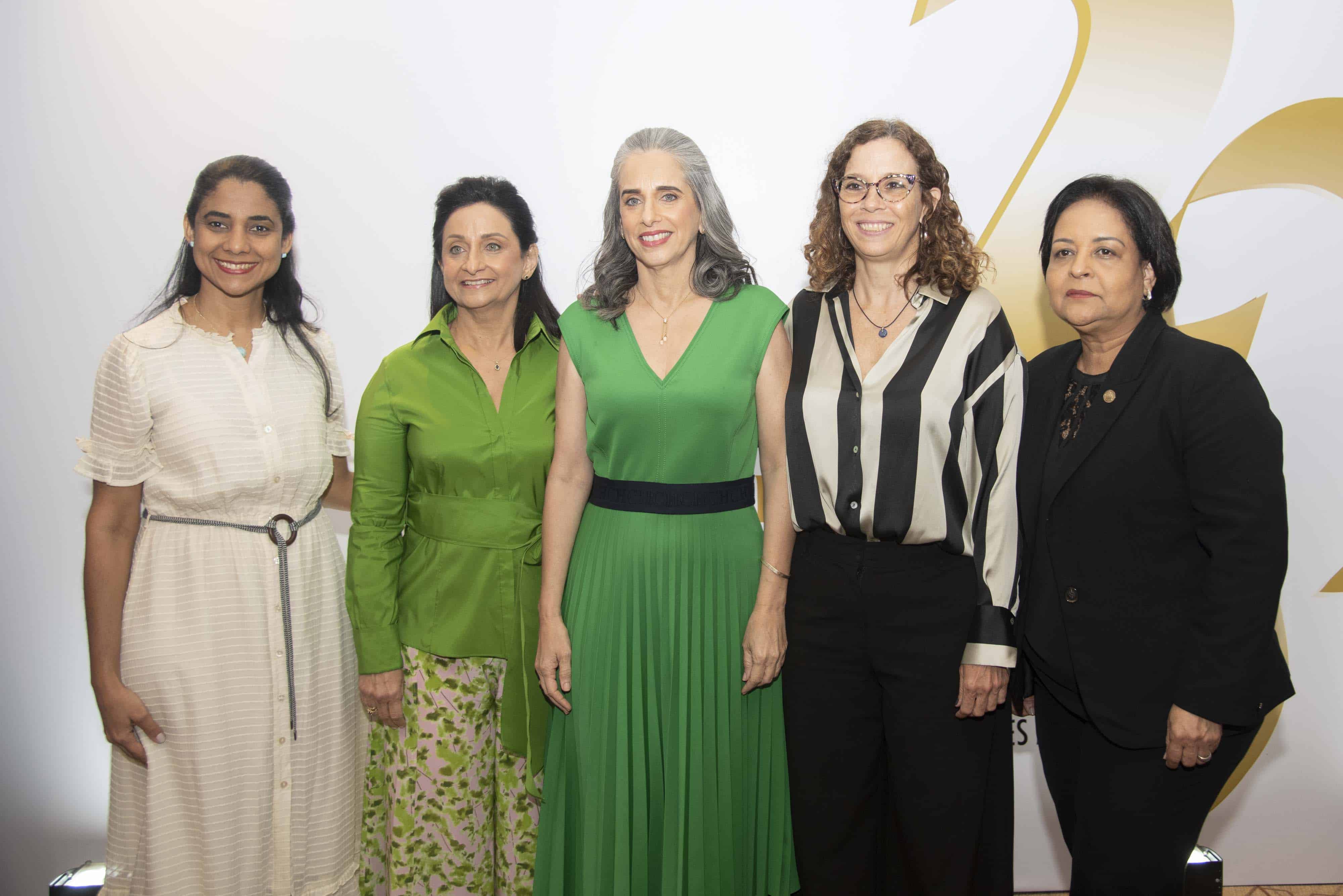 Adys Then,Soraya Lara, Yanira Lara, Dilia Jorge Mera y Daris Sánchez.