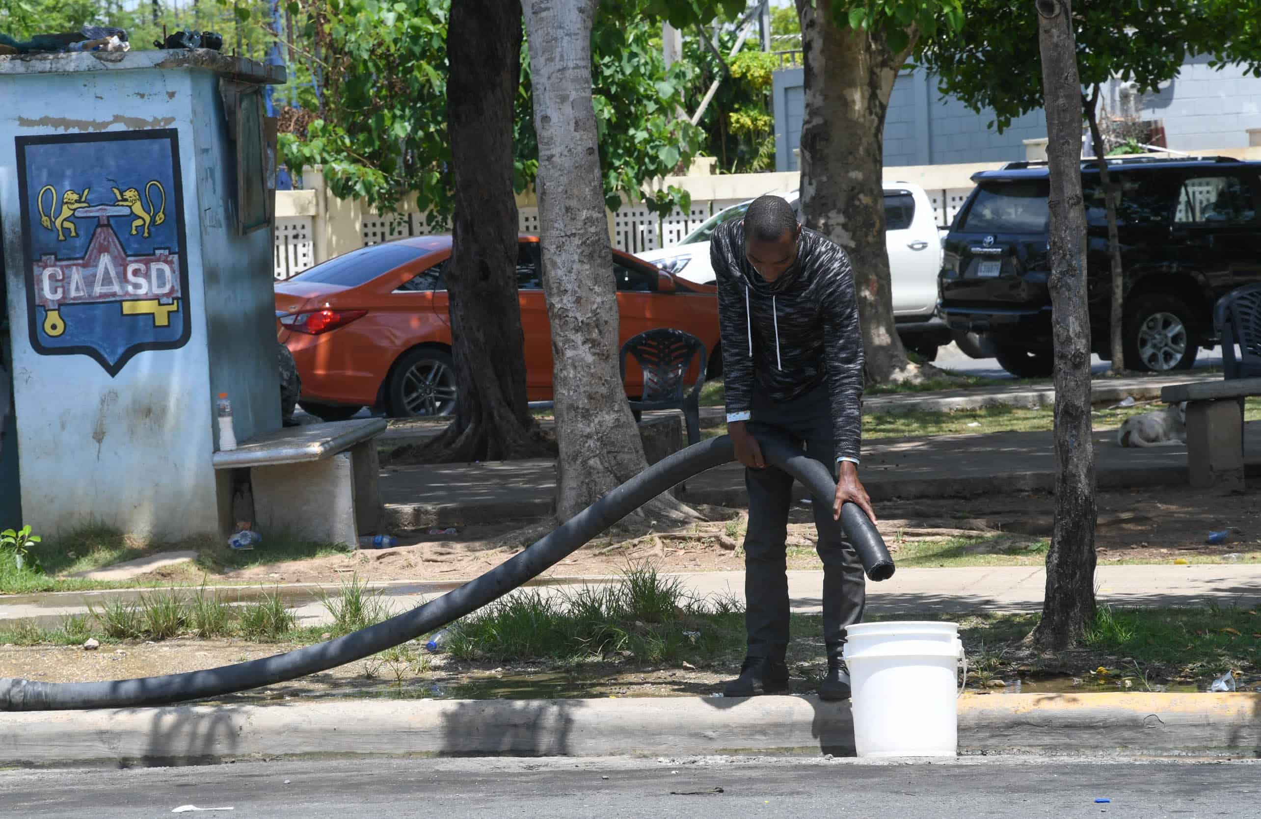 La Caasd tiene varios lugares donde los camiones se abastecen de agua 