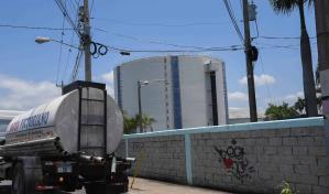 Camiones cisterna no dan abasto para suplir de agua al Gran Santo Domingo
