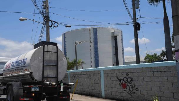 Camiones cisterna no dan abasto para suplir de agua al Gran Santo Domingo
