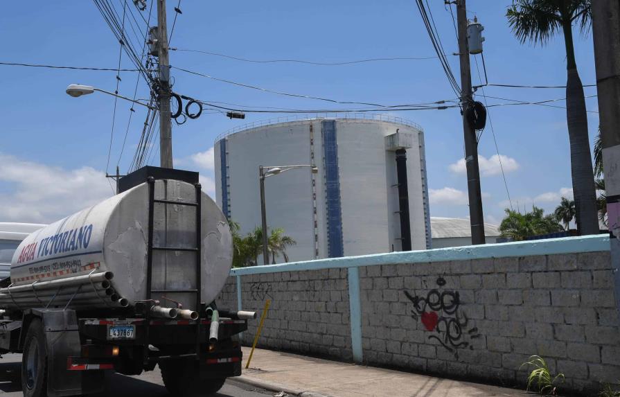 Camiones cisterna no dan abasto para suplir de agua al Gran Santo Domingo