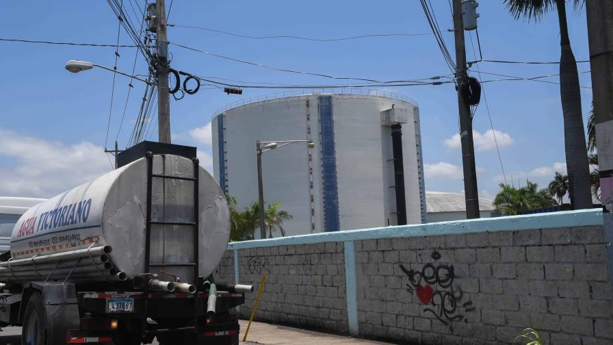 Camiones cisterna no dan abasto para suplir de agua al Gran Santo Domingo