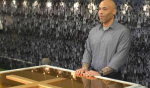 Césped sintético y ataúd dorado: el público descubre por primera vez mausoleo de Pelé