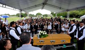 Con rosas blancas sobre su ataúd, despiden a madre de Abel Martínez