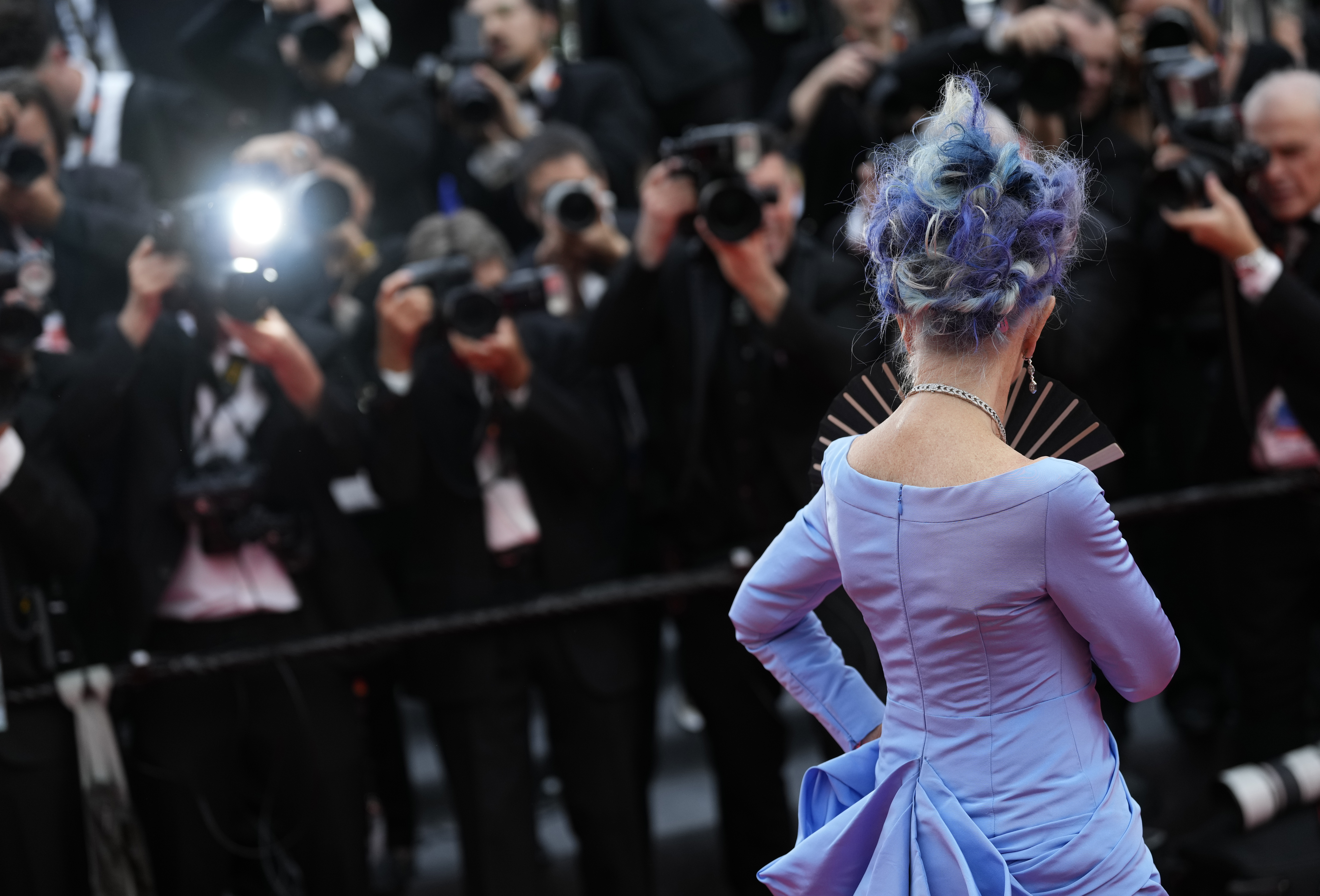 Helen Mirren posa a su llegada a la ceremonia de apertura y al estreno de la película Jeanne du Barry en la 76a edición del festival internacional de cine de Cannes, en el sur de Francia, el martes 16 de mayo de 2023.