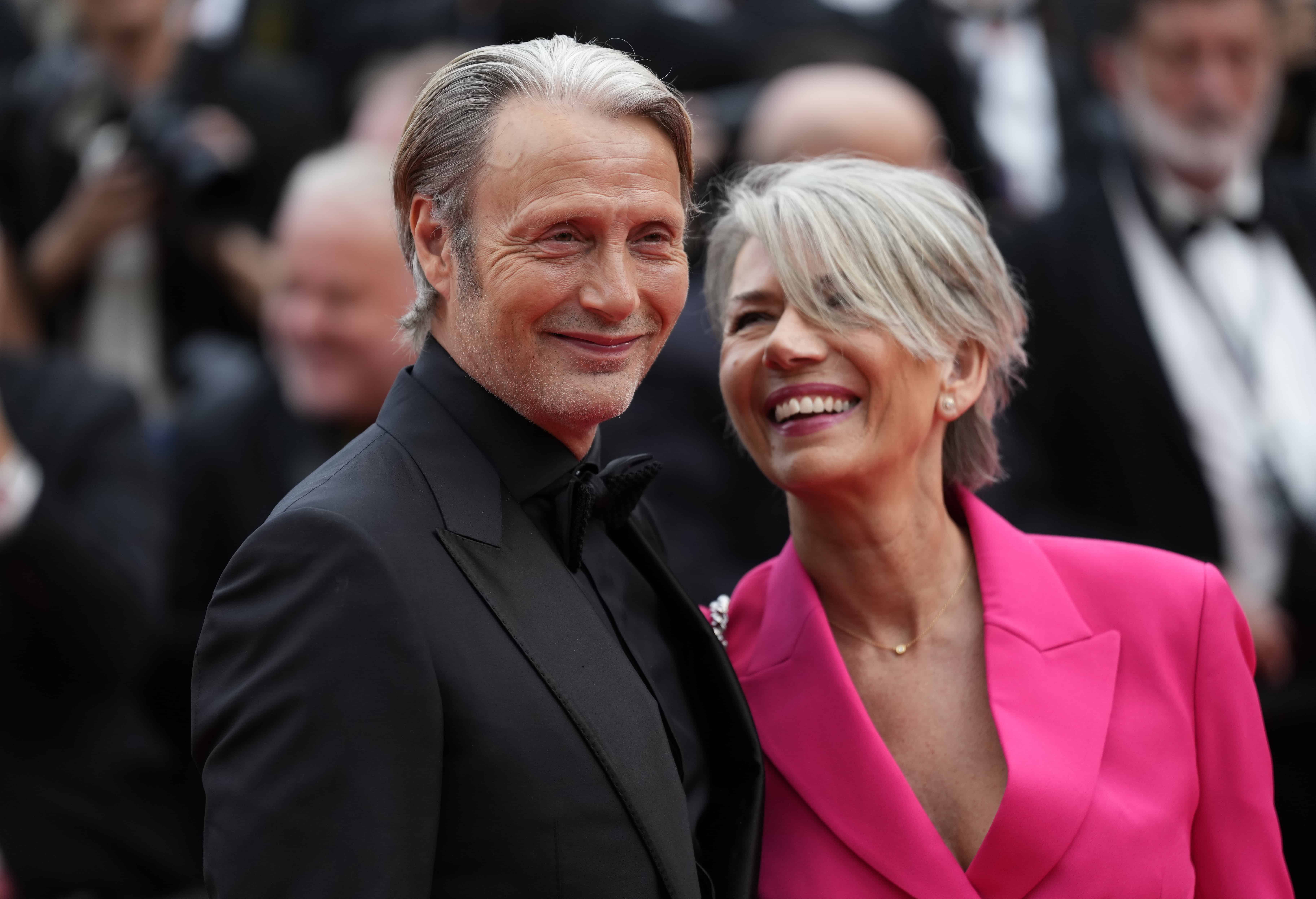 Mads Mikkelsen, izquierda, y Hanne Jacobsen posan a su llegada a la ceremonia de apertura y al estreno de la película Jeanne du Barry en la 76a edición del festival internacional de cine de Cannes, en el sur de Francia.