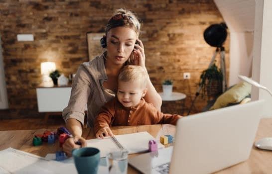 Madres trabajadoras: la lucha por el equilibrio entre la familia y el trabajo