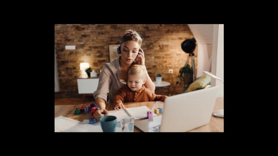 Madres trabajadoras: la lucha por el equilibrio entre la familia y el trabajo Madres trabajadoras: la lucha por el equilibrio entre la familia y el trabajo