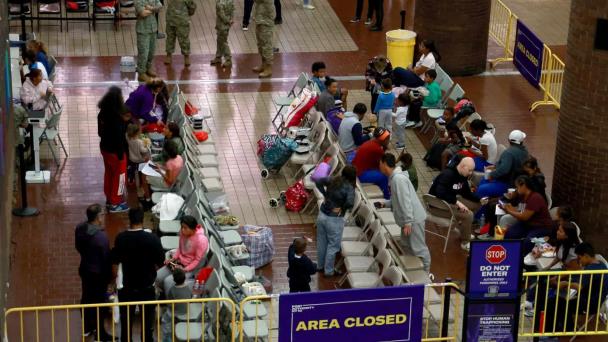 Nueva York contempla alojar migrantes en 20 gimnasios escolares entre protestas de padres