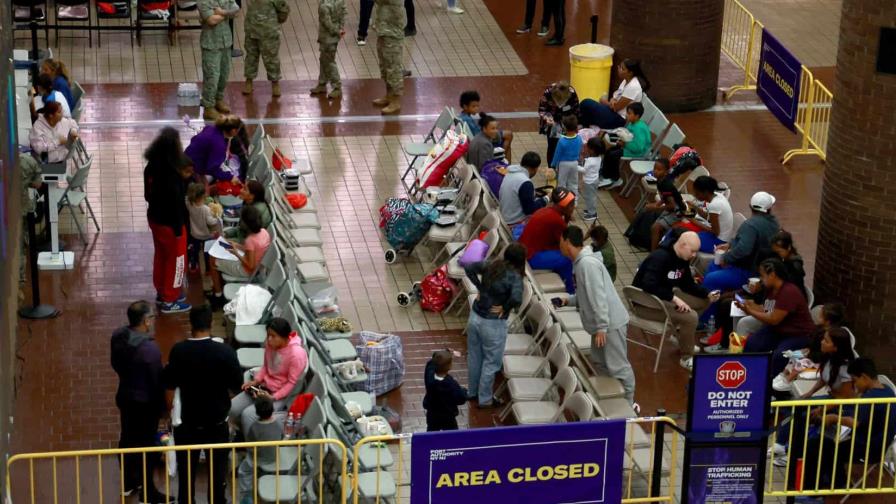 Nueva York contempla alojar migrantes en 20 gimnasios escolares entre protestas de padres Nueva York contempla alojar migrantes en 20 gimnasios escolares entre protestas de padres